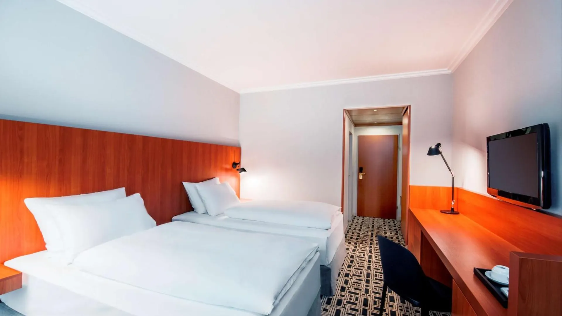 Nh Prague City 4*,